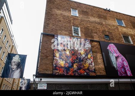 London, Großbritannien. 11.. Juli 2022. Fotos aus der Ausstellung Being Human Being des australischen Künstlers Christian Thompson AO sind Bilder Stockfoto