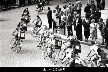 Original-Bildunterschrift: Ihre 27. Meisterschaft trugen heute in der Kreuzberger Bergmannstraße Berlins Zeitfahrerin aus. Das Feld derJunioren unterwegs, Berlin, Deutschland 1955. Stockfoto