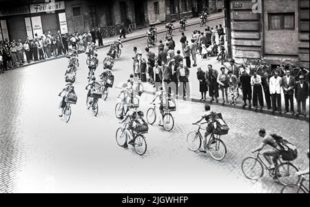 Original-Bildunterschrift: Ihre 27. Meisterschaft trugen heute in der Kreuzberger Bergmannstraße Berlins Zeitfahrerin aus. Das Feld derJunioren unterwegs, Berlin, Deutschland 1955. Stockfoto