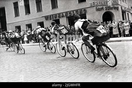 Original-Bildunterschrift: Ihre 27. Meisterschaft trugen heute in der Kreuzberger Bergmannstraße Berlins Zeitfahrerin aus. Das Feld der Senioren unterwegs, Berlin, Deutschland 1955. Stockfoto