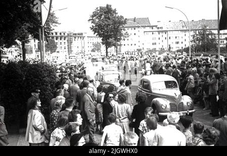 Original-Bildunterschrift: In feierlicher Form wurde heute am S-bahnhof Hohenzollerndamm die zweite Fahrbahn dem Verkehr übergeben. Unser Bild zeigt: Blick auf die neue Fahrbahn mit Verkehr, Berlin, Deutschland 1955. Stockfoto