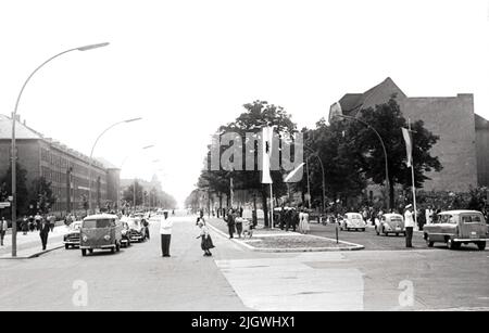 Original-Bildunterschrift: In feierlicher Form wurde heute am S-bahnhof Hohenzollerndamm die zweite Fahrbahn dem Verkehr übergeben. Unser Bild zeigt: Blick auf die neue Fahrbahn mit Verkehr, Berlin, Deutschland 1955. Stockfoto