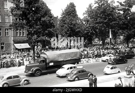 Original-Bildunterschrift: In feierlicher Form wurde heute am S-bahnhof Hohenzollerndamm die zweite Fahrbahn dem Verkehr übergeben. Unser Bild zeigt: Blick auf die neue Fahrbahn mit Verkehr, Berlin, Deutschland 1955. Stockfoto