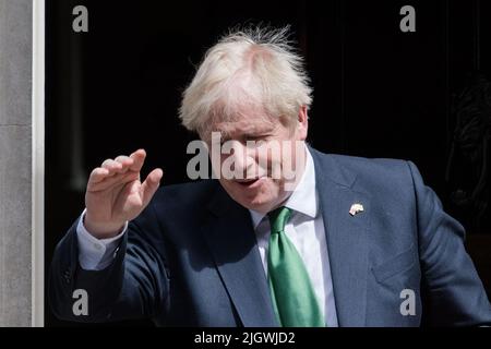 London, Großbritannien. 13.. Juli 2022. Der britische Premierminister Boris Johnson verlässt die Downing Street 10, um an den wöchentlichen Fragen des Premierministers teilzunehmen. Die erste Runde der Abstimmung im Wettbewerb um die Ablösung von Boris Johnson als Vorsitzender der Konservativen Partei und des neuen britischen Premierministers findet heute statt, nachdem acht Kandidaten die Unterstützung von 20 Abgeordneten für die Teilnahme an der Führungswahl sicherten. Quelle: Wiktor Szymanowicz/Alamy Live News Stockfoto