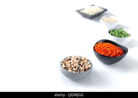 Super-Food-Tag mit Bockshornkleesamen, Bukweizen-Samen, Gold-Leinsamen und braunen Leinsamen. Superfood auf weißem Hintergrund. Set aus uralten Getreidefutter Stockfoto