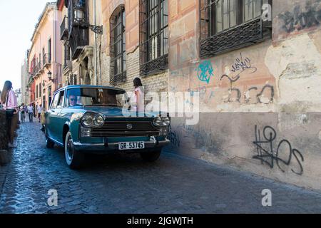Altes Auto am Paseo de Los Tristes in Granada, Spanien Stockfoto