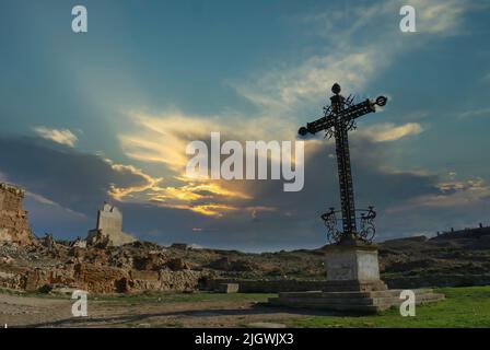 Eisenkreuz auf der plaza de belchite mit dem Dorf, das während des spanischen Bürgerkrieges zerstört wurde Stockfoto