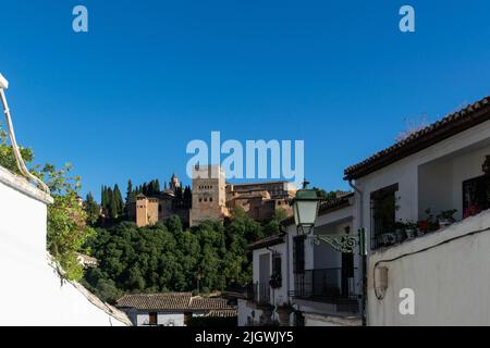 Blick auf den Alhambra-Palast von den Straßen von Granada aus Stockfoto