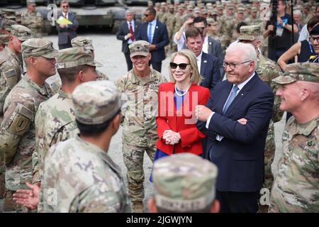 Grafenwoehr, Deutschland. 13. Juli 2022, Bayern, Grafenwöhr: Bundespräsident Frank-Walter Steinmeier (2. v.r.) besucht zusammen mit der US-Botschafterin Amy Gutmann (M) die Brigade 1. der 3. Infantry Division (Raider Brigade) der US-Streitkräfte in Grafenwoehr. Foto: Daniel Karmann/dpa Quelle: dpa picture Alliance/Alamy Live News Stockfoto
