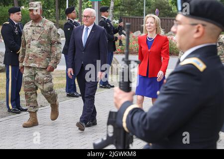 13. Juli 2022, Bayern, Grafenwöhr: Bundespräsident Frank-Walter Steinmeier (M) besucht gemeinsam mit der US-Botschafterin Amy Gutmann die US-Streitkräfte in Grafenwoehr. Foto: Daniel Karmann/dpa Stockfoto