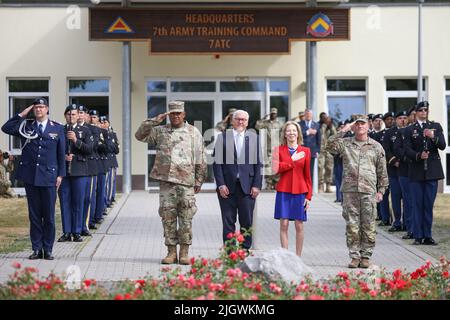 13. Juli 2022, Bayern, Grafenwöhr: Bundespräsident Frank-Walter Steinmeier (M) besucht gemeinsam mit der US-Botschafterin Amy Gutmann die US-Streitkräfte in Grafenwoehr. Foto: Daniel Karmann/dpa Stockfoto