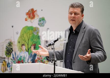 Hamburg, Deutschland. 13.. Juli 2022. Andreas Dressel (SPD), Senator für Finanzen in Hamburg, spricht während der Eröffnung des Hamburger Sommergartens. Die Innenstadt der Hansestadt verwandelt sich in eine grüne Oase. Sieben Einkaufsviertel verwandeln leerstehende Grundstücke in kleine Gärten. Kredit: Marcus Brandt/dpa/Alamy Live Nachrichten Stockfoto