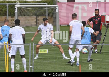 München, Deutschland. 13.. Juli 2022. Robert LEWANDOWSKI (FC Bayern München) lustlos in einer Duell-Aktion. Training des FC Bayern München am 13.. Juli 2022 auf dem Trainingsgelände in der Saebener Straße. Fußball 1. Bundesliga, Saison 2022/2023. Kredit: dpa/Alamy Live Nachrichten Stockfoto