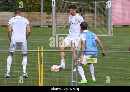 München, Deutschland. 13.. Juli 2022. Robert LEWANDOWSKI (FC Bayern München) lustlos in einer Duell-Aktion. Training des FC Bayern München am 13.. Juli 2022 auf dem Trainingsgelände in der Saebener Straße. Fußball 1. Bundesliga, Saison 2022/2023. Kredit: dpa/Alamy Live Nachrichten Stockfoto