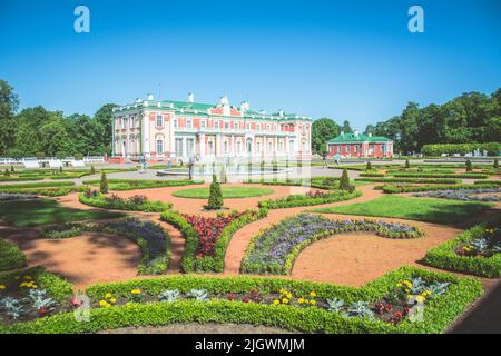 Eine schöne Aufnahme des Kadriorg-Palastes mit einem Blumengarten im Vordergrund in Estland, Tallinn Stockfoto