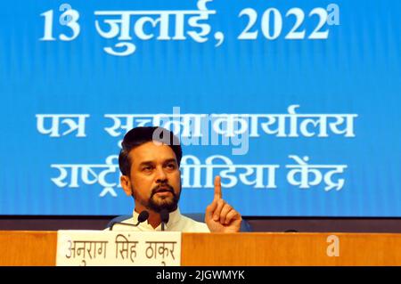 Neu Delhi, Neu Delhi, Indien. 13.. Juli 2022. Der Minister für I&B von Unuin, Anurag Thakur, hat am Dienstag in New Delhi beim Briefing to Media Center der Gewerkschaft beigegeben. (Bild: © Ravi Batra/ZUMA Press Wire) Stockfoto