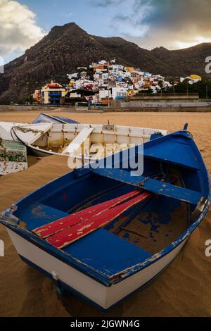 Blick vom Strand von San Andrés Bunte Häuser auf der Seite des Berges, Sta. Cruz de Teneriffa, Teneriffa, Kanarische Inseln, Spanien Stockfoto