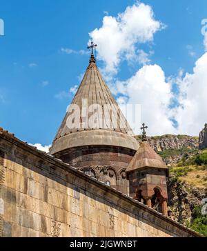 Der Klosterkomplex Geghard, eine einzigartige architektonische Struktur in der Region Kotayk, Armenien, ist in die UNESCO-Liste des Weltkulturerbes SIT aufgenommen Stockfoto