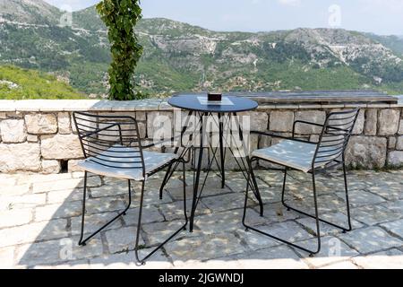 Stühle und Tisch im Aussichtspunkt unter Pergola. Stockfoto