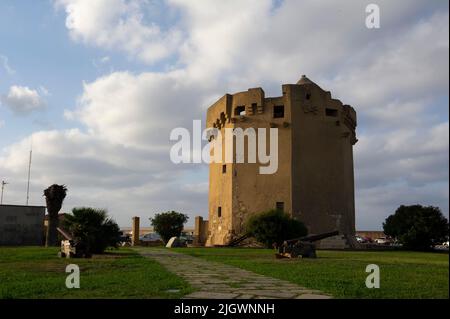 2021. juni 06 - Europa, Italien, Sardinien Porto Torres - Aragonischer Turm Stockfoto