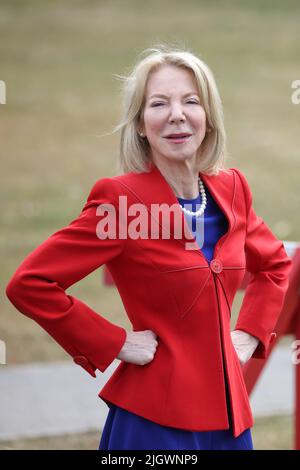 13. Juli 2022, Bayern, Grafenwöhr: US-Botschafterin Amy Gutmann wartet auf dem Gelände der US-Streitkräfte in Grafenwoehr. Foto: Daniel Karmann/dpa Stockfoto