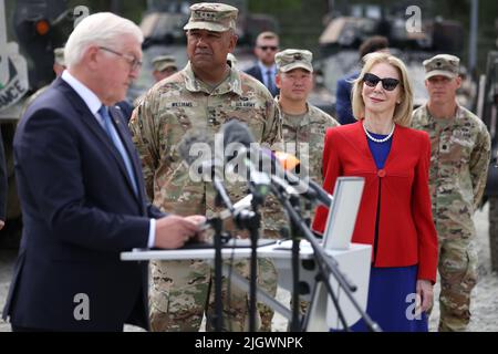 13. Juli 2022, Bayern, Grafenwöhr: Bundespräsident Frank-Walter Steinmeier (l.) besucht gemeinsam mit der US-Botschafterin Amy Gutmann die US-Streitkräfte in Grafenwoehr. Foto: Daniel Karmann/dpa Stockfoto