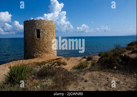 2021. juni 06 - Europa, Italien, Sardinien, Porto Torres, Turm von Abbacurrente Stockfoto