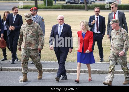 13. Juli 2022, Bayern, Grafenwöhr: Bundespräsident Frank-Walter Steinmeier (M) besucht gemeinsam mit der US-Botschafterin Amy Gutmann die US-Streitkräfte in Grafenwoehr. Foto: Daniel Karmann/dpa Stockfoto