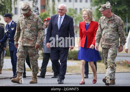 13. Juli 2022, Bayern, Grafenwöhr: Bundespräsident Frank-Walter Steinmeier (M) besucht US-Botschafterin Amy Gutmann bei den US-Streitkräften in Grafenwoehr. Foto: Daniel Karmann/dpa Stockfoto