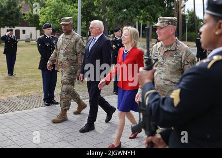 13. Juli 2022, Bayern, Grafenwöhr: Bundespräsident Frank-Walter Steinmeier (M) besucht US-Botschafterin Amy Gutmann bei den US-Streitkräften in Grafenwoehr. Foto: Daniel Karmann/dpa Stockfoto