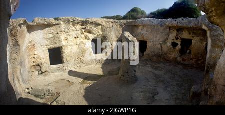 6. juni 2021 - Europa, Italien, Sardinien, Porto Torres, Nekropole von Su Crucifissu Mannu aus dem 4.. Jahrhundert v. Chr. Stockfoto