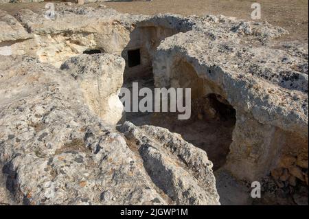 6. juni 2021 - Europa, Italien, Sardinien, Porto Torres, Nekropole von Su Crucifissu Mannu aus dem 4.. Jahrhundert v. Chr. Stockfoto