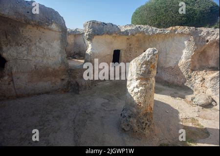 6. juni 2021 - Europa, Italien, Sardinien, Porto Torres, Nekropole von Su Crucifissu Mannu aus dem 4.. Jahrhundert v. Chr. Stockfoto