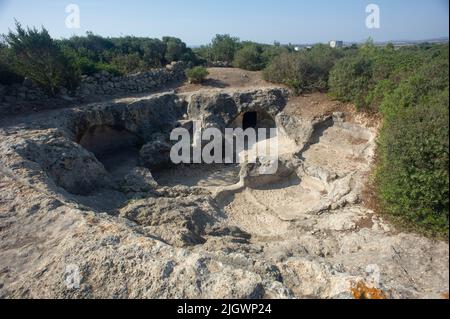 6. juni 2021 - Europa, Italien, Sardinien, Porto Torres, Nekropole von Su Crucifissu Mannu aus dem 4.. Jahrhundert v. Chr. Stockfoto