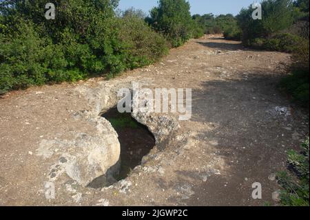 6. juni 2021 - Europa, Italien, Sardinien, Porto Torres, Nekropole von Su Crucifissu Mannu aus dem 4.. Jahrhundert v. Chr. Stockfoto