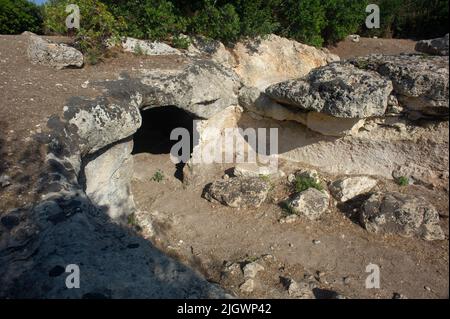 6. juni 2021 - Europa, Italien, Sardinien, Porto Torres, Nekropole von Su Crucifissu Mannu aus dem 4.. Jahrhundert v. Chr. Stockfoto