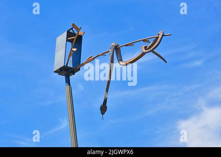 Ludwigsburg, Deutschland - Juli 2022: Riesige Schlangenskulptur über der Kreuzung der Sternkreuzung mit dem Namen 'Schlange über Kreuzung' Stockfoto