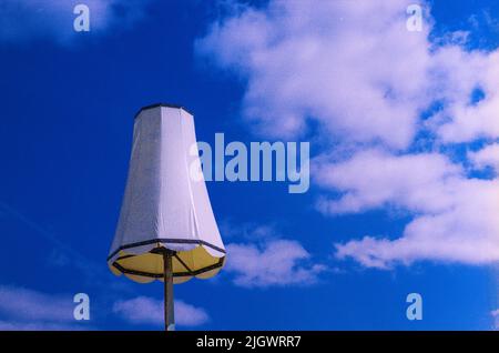 Rotterdam, Niederlande. Lampenschirm auf einem Pol gegen einen blauen Himmel. Ein industrielles Kunstwerk und Wahrzeichen im Hafen von Rotterdam. Stockfoto