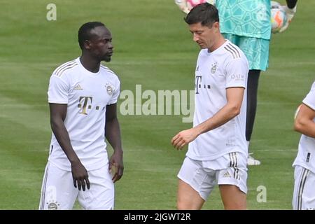 München, Deutschland. 13.. Juli 2022. Robert LEWANDOWSKI (FC Bayern München) mit Sadio MANE (FC Bayern München). Training des FC Bayern München am 13.. Juli 2022 auf dem Trainingsgelände in der Saebener Straße. Fußball 1. Bundesliga, Saison 2022/2023. Kredit: dpa/Alamy Live Nachrichten Stockfoto