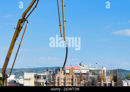 Baumeister.oft arbeiten sie unter schwierigen oder sogar gefährlichen Bedingungen im Freien und kommen mit gefährlichen Substanzen wie Asbest in Berührung Stockfoto