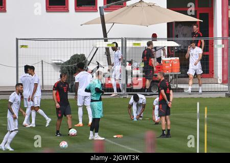 München, Deutschland. 13.. Juli 2022. Robert LEWANDOWSKI (FC Bayern München, rechts) ist demonstrativ als letzter Spieler aus der Kabine. Training des FC Bayern München am 13.. Juli 2022 auf dem Trainingsgelände in der Saebener Straße. Fußball 1. Bundesliga, Saison 2022/2023. Kredit: dpa/Alamy Live Nachrichten Stockfoto