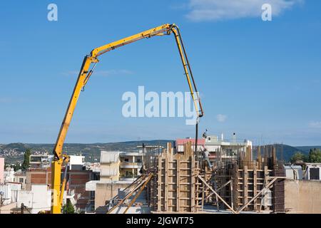 Oft arbeiten sie unter schwierigen oder sogar gefährlichen Bedingungen im Freiraum und kommen mit gefährlichen Substanzen wie Asbest in Berührung Stockfoto