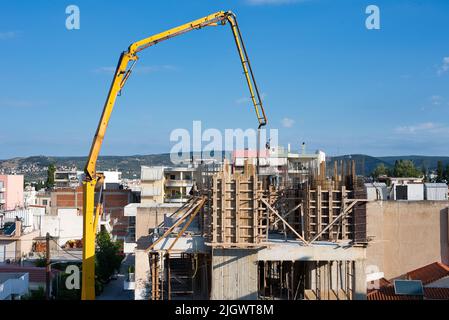 Oft arbeiten sie unter schwierigen oder sogar gefährlichen Bedingungen im Freiraum und kommen mit gefährlichen Substanzen wie Asbest in Berührung Stockfoto