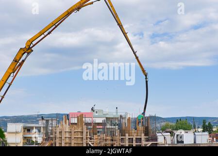 Oft arbeiten sie unter schwierigen oder sogar gefährlichen Bedingungen im Freiraum und kommen mit gefährlichen Substanzen wie Asbest in Berührung Stockfoto