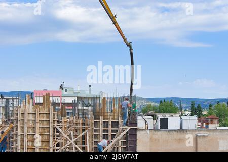 Oft arbeiten sie unter schwierigen oder sogar gefährlichen Bedingungen im Freiraum und kommen mit gefährlichen Substanzen wie Asbest in Berührung Stockfoto