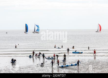 Crosshaven, Cork, Irland. 13.. Juli 2022. Während der Volvo Cork Week auf der Küste Rasen, genießen Urlauber das gute Wetter am Fountainstown Beach, Co. Cork, Irland. - Credit; David Creedon / Alamy Live News Stockfoto