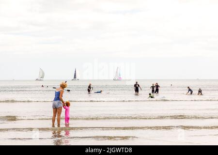 Crosshaven, Cork, Irland. 13.. Juli 2022. Während der Volvo Cork Week auf der Küste Rasen, genießen Urlauber das gute Wetter am Fountainstown Beach, Co. Cork, Irland. - Credit; David Creedon / Alamy Live News Stockfoto