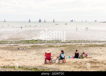 Crosshaven, Cork, Irland. 13.. Juli 2022. Während der Volvo Cork Week auf der Küste Rasen, genießen Urlauber das gute Wetter am Fountainstown Beach, Co. Cork, Irland. - Credit; David Creedon / Alamy Live News Stockfoto