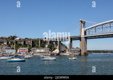 Der Waterside bei Saltash am kornischen Ufer des Flusses Tamar. Unter der Royal Albert Bridge alias Saltash Bridge befindet sich eine eingleisige historische Eisenbahn Stockfoto