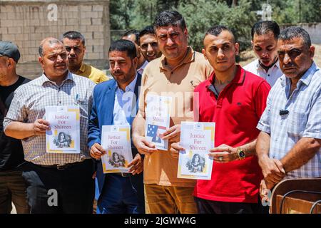 Gaza, Palästina. 13.. Juli 2022. Palästinensische Journalisten halten während eines Protestes in Gaza Plakate mit der Aufschrift „Gerechtigkeit für Schireen“. Palästinensische Journalisten organisierten im vergangenen Monat in der Stadt Jenin in Gaza-Stadt einen Protest, der Gerechtigkeit für den getöteten palästinensischen Journalisten Shireen Abu Aklei forderte, bevor der amerikanische Präsident Joe Biden heute Israel und die palästinensischen Gebiete besuchte. Kredit: SOPA Images Limited/Alamy Live Nachrichten Stockfoto